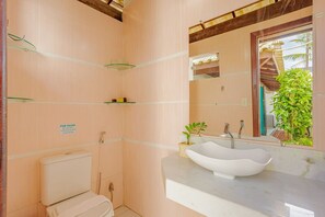 Nhà gỗ | Phòng tắm | Buồng tắm vòi sen, khăn tắm, giấy vệ sinh 