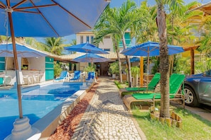 Chalet | Pool | Indoor pool, pool umbrellas, sun loungers - GB19 Casa 7 Quartos a 50m da Praia (Camaçari)