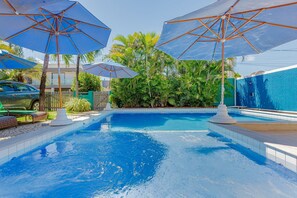 Chalet | Kolam renang | Kolam renang tertutup, payung kolam, kerusi lepak pantai 