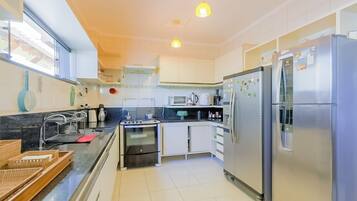 Chalet | Cocina privada | Refrigerador, microondas, parrilla de estufa y licuadora