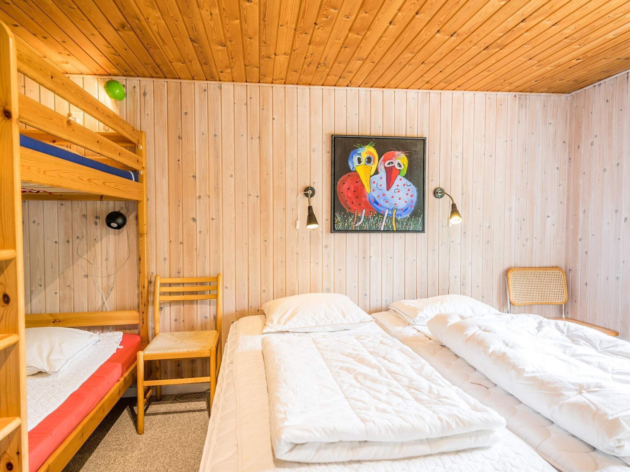 3 kamar tidur dan dilengkapi dengan perabotan berbeda-beda