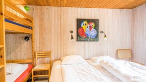 3 kamar tidur dan dilengkapi dengan perabotan berbeda-beda