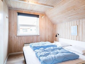4 bedrooms, individually furnished, bed sheets - 8 Person Holiday Home in Blavand (Blavand)