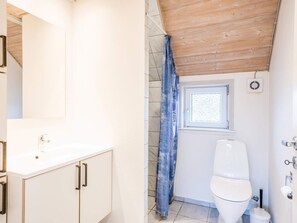 Bathroom - 8 Person Holiday Home in Blavand (Blavand)