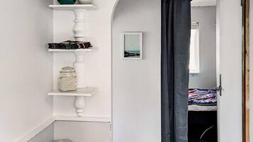 1 habitación y muebles diferentes