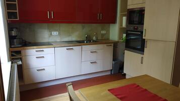 Apartemen, lantai dasar | Dapur pribadi | Lemari es, microwave, oven, dan kompor