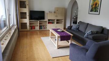 Apartemen, lantai dasar | Ruang keluarga | Televisi 20-inci dengan saluran TV satelit