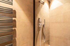 Een douche, een haardroger, handdoeken