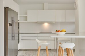 Frigorifero, microonde, forno, piano cottura