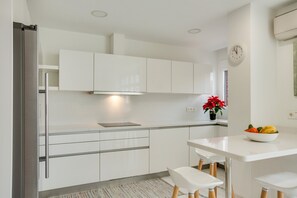 Kühlschrank, Mikrowelle, Ofen, Herdplatte