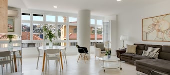 Central, Luxury Holiday Apartment with Wi-Fi, Air Conditioning & Panoramic View