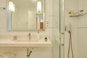Dusche, Haartrockner, Handtücher
