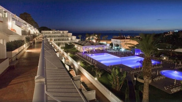 A resort with a pool, a covered area, and a view of the sea. - Holiday Apartment 'Apartment at Clube Praia da Oura' with Sea View (Albufeira)