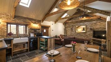 Cottage (2 Bedrooms) | Dining room