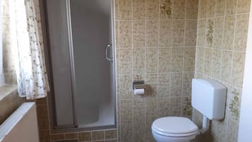 Apartemen | Kamar mandi | Shower, pengering rambut, dan handuk