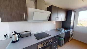 Een koelkast, een microgolfoven, een oven, een waterkoker