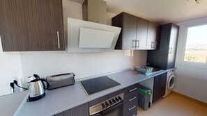 Een koelkast, een microgolfoven, een oven, een waterkoker