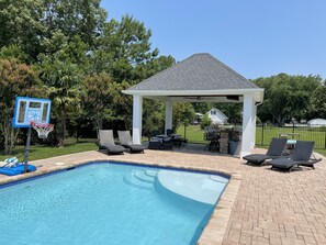 Una piscina al aire libre, una piscina climatizada