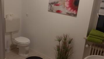 Apartemen | Kamar mandi | Shower, pengering rambut, dan handuk