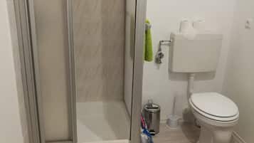 Apartemen | Kamar mandi | Shower, pengering rambut, dan handuk