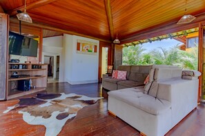 Casa | Sala de estar | Smart TV de 60 pulgadas con canales por cable y televisión 