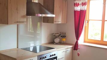 Departamento | Cocina privada | Refrigerador, microondas, horno y parrilla de estufa