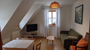 Apartment | Wohnbereich | 20-Zoll-Fernseher mit Satellitenempfang