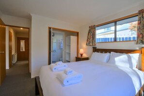 3 habitaciones, escritorio, tabla de planchar con plancha y wifi