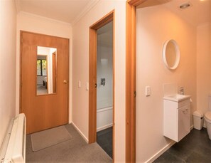 Combined shower/bathtub, hair dryer, towels - Mountain Views from Meadowstone (Wānaka)