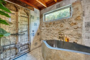 Habitació doble prèmium, 1 llit de matrimoni gran, banyera, vistes al jardí | Bany | Bidet i tovalloles