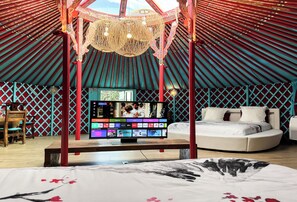 Luxe tent, bubbelbad (Yurta Cuadruple) | Een minibar, verduisterende gordijnen, gratis wifi, beddengoed