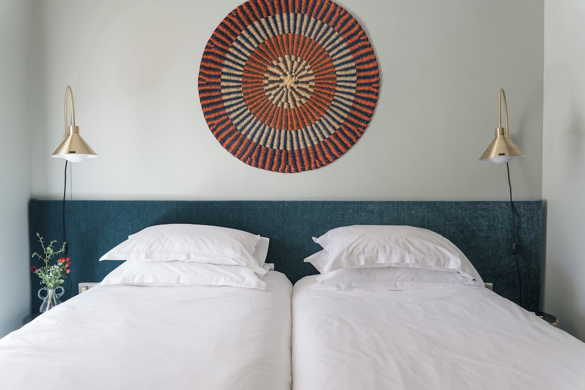 Comfort Twin Room | 4 bilik tidur, peti besi dalam bilik, meja, langsir/tirai gelap terus