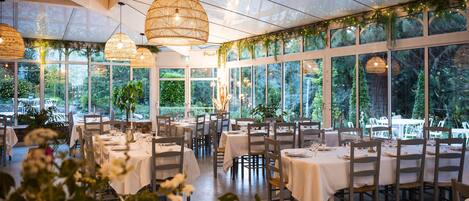 Déjeuner et dîner servis sur place, vue sur le jardin