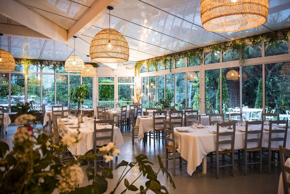 Lunch and dinner served, garden views - Domaine La Gentilhommière (Satillieu)