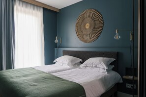 Comfort Twin kamer | Een kluis op de kamer, een bureau, verduisterende gordijnen