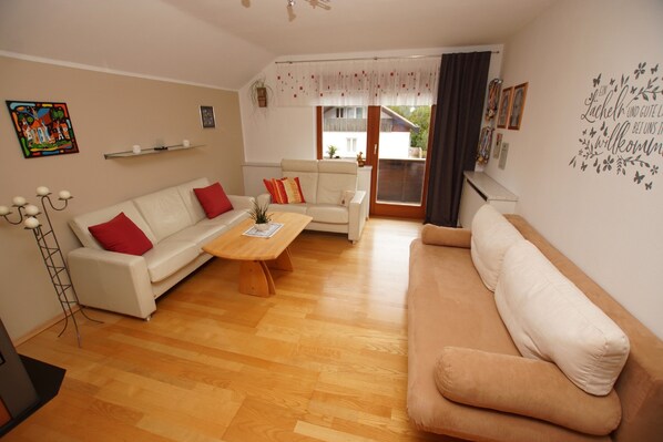 Apartment | Wohnbereich | 20-Zoll-Fernseher mit Satellitenempfang