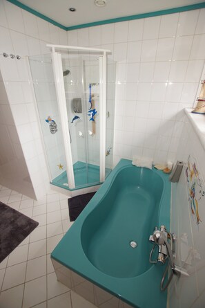 Apartamento | Banheiro | Chuveiro, secador de cabelo, toalhas de banho, papel higiênico