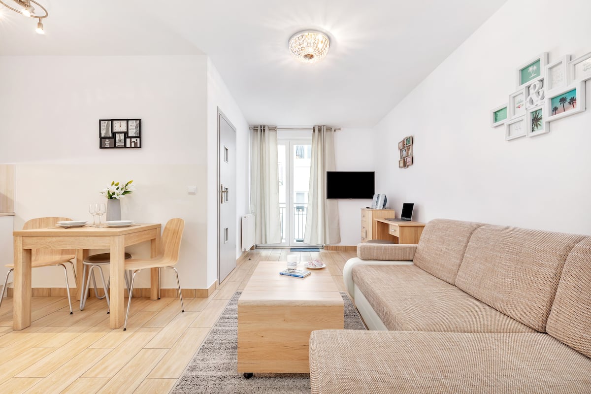 Lägenhet - 1 sovrum - balkong | Vardagsrum | 40-tums tv med kabelkanaler