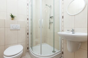 Studio, balkon, tepi pantai | Kamar mandi | Shower, handuk, sabun, dan sampo