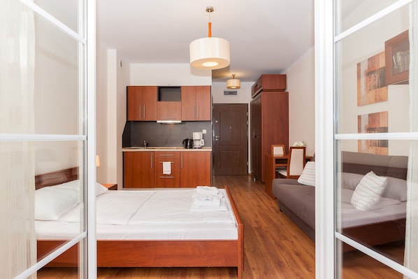 Studio, Balkon, am Strand | Wohnbereich | 25-Zoll-Fernseher mit Kabelempfang