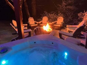Outdoor spa tub - Windswept Vistas -Pet Friendly, 5-min from ASU, Hot Tub, Views (Boone)