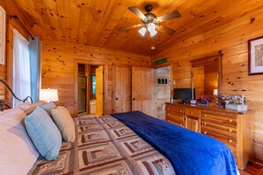 4 bedrooms, iron/ironing board, free WiFi, bed sheets - Windswept Vistas -Pet Friendly, 5-min from ASU, Hot Tub, Views (Boone)