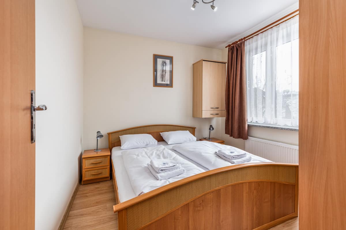 1 bedroom, bed sheets