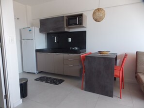 Geladeira, micro-ondas, cooktop, talheres/pratos/utensílios de cozinha