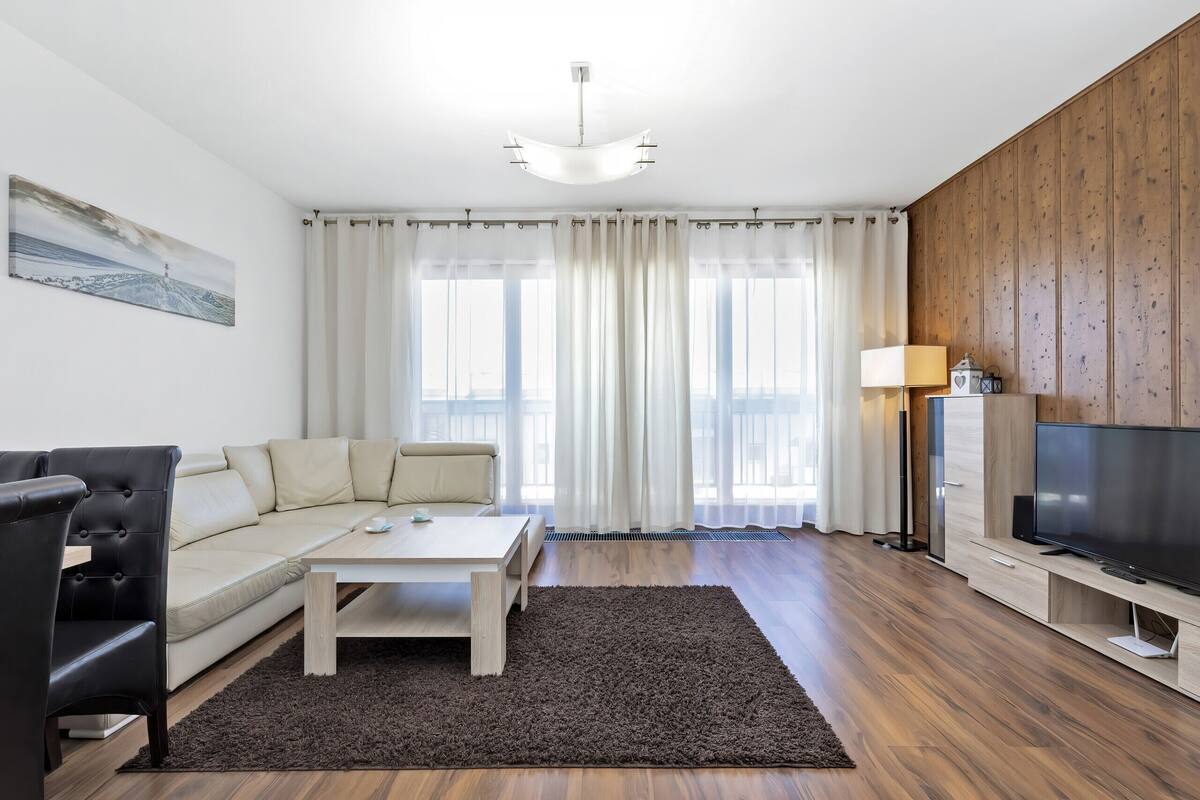 Apartment, 1 Bedroom, Balcony | Living room | 40-inch TV with cable channels