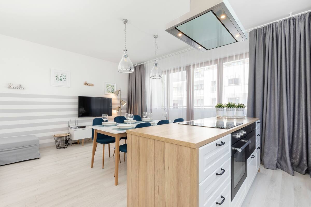 Apartment, 2 Bedrooms, Balcony | Living room | 40-inch TV with cable channels