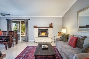 Smart TV, fireplace, books, stereo - Great Vibe House + Hot Tub, Minutes to JTree Park (Twentynine Palms)