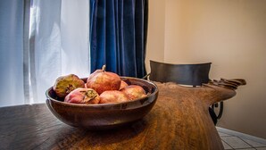 Una mesa de madera con un cuenco de frutas.