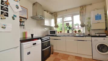 Apartment | Eigene Küche | Kühlschrank, Mikrowelle, Ofen, Herdplatte