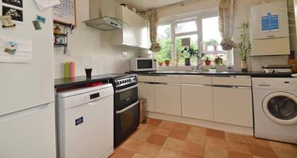 1 Bed-sleeps 4-free Parking-15 Min to Putney